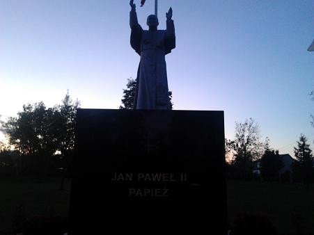 Pomnik Jana Pawła II-Czerwony