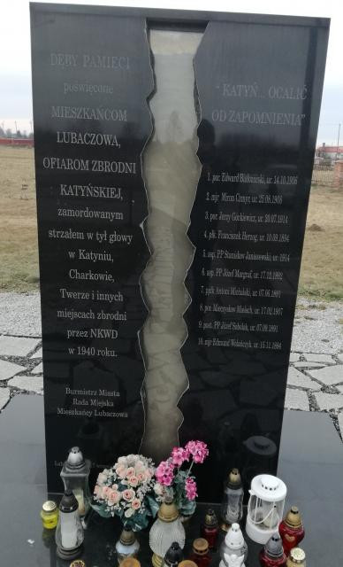 L-Pomnik ofiar zbrodni katyńskiej